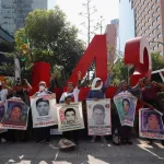 Familiares de jóvenes de Ayotzinapa defienden su inocencia ante acusaciones oficiales