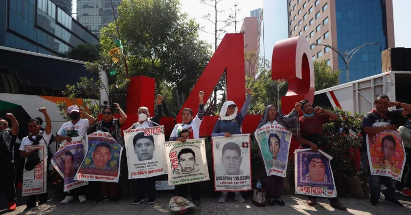 Familiares de jóvenes de Ayotzinapa defienden su inocencia ante acusaciones oficiales