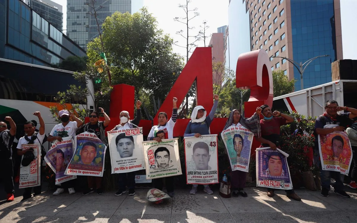 Familiares de jóvenes de Ayotzinapa defienden su inocencia ante acusaciones oficiales