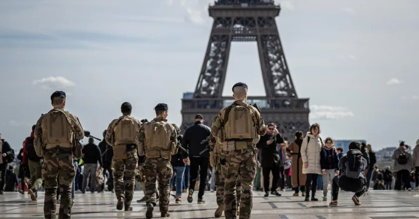 Francia pone en alerta a otros 4.000 militares para el dispositivo antiterrorista