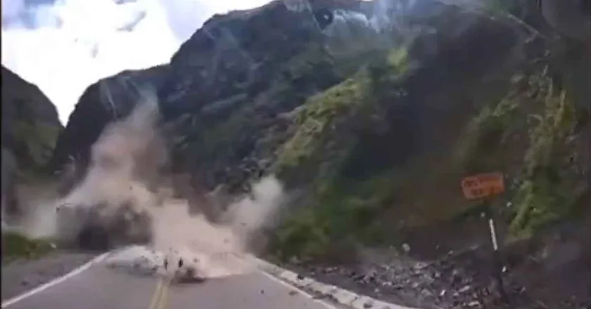 Brutal derrumbe de rocas deja dos camiones dañados y pista destruida en Huarochirí