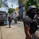 La Policía y las bandas libran intensos combates en el centro de la capital de Haití