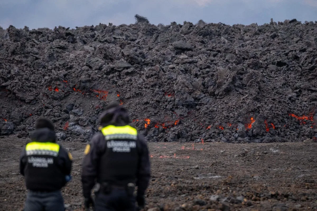 La erupción volcánica islandesa sigue estable en su tercer día y dura más que las previas