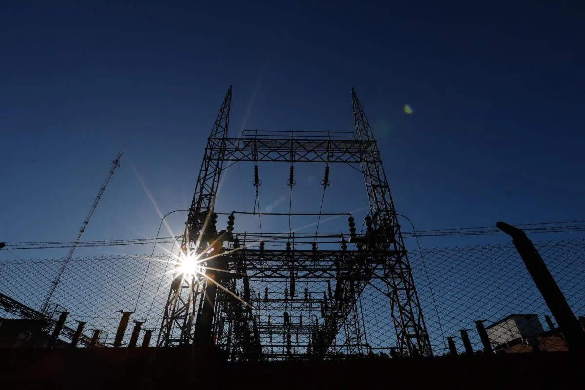 La mayor transportadora eléctrica de Argentina, afectada por los recortes de Milei
