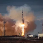 La nave rusa Soyuz MS-25, con tres tripulantes a bordo. se acopla a la Estación Espacial