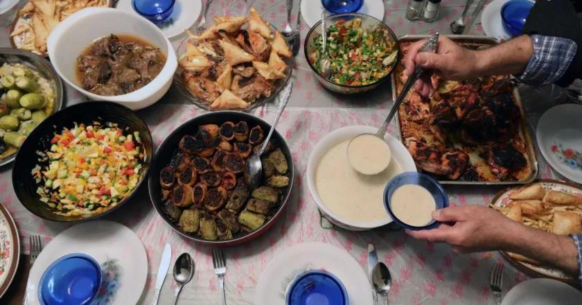 Los egipcios reparten la tradicional limosna de Ramadán entre la pobreza local y Gaza