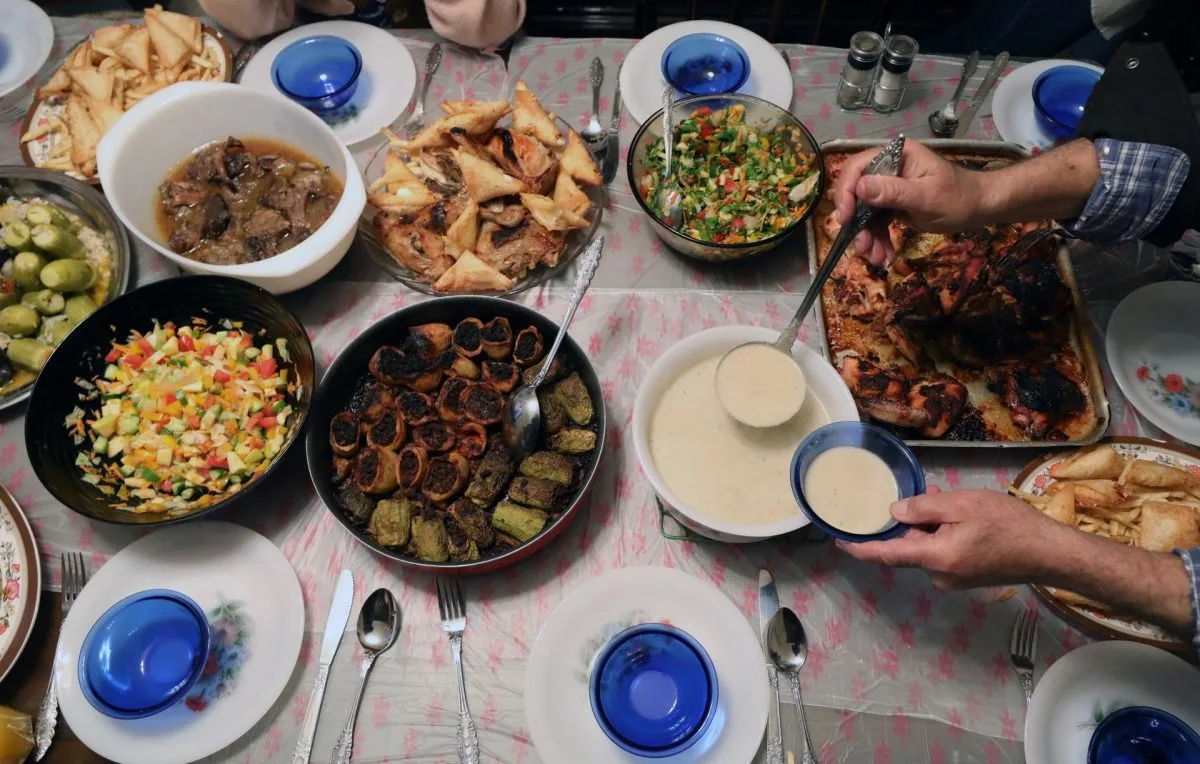 Los egipcios reparten la tradicional limosna de Ramadán entre la pobreza local y Gaza