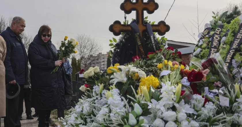 Los padres y la suegra de Navalni visitan su tumba cuando se cumplen 40 días de su muerte