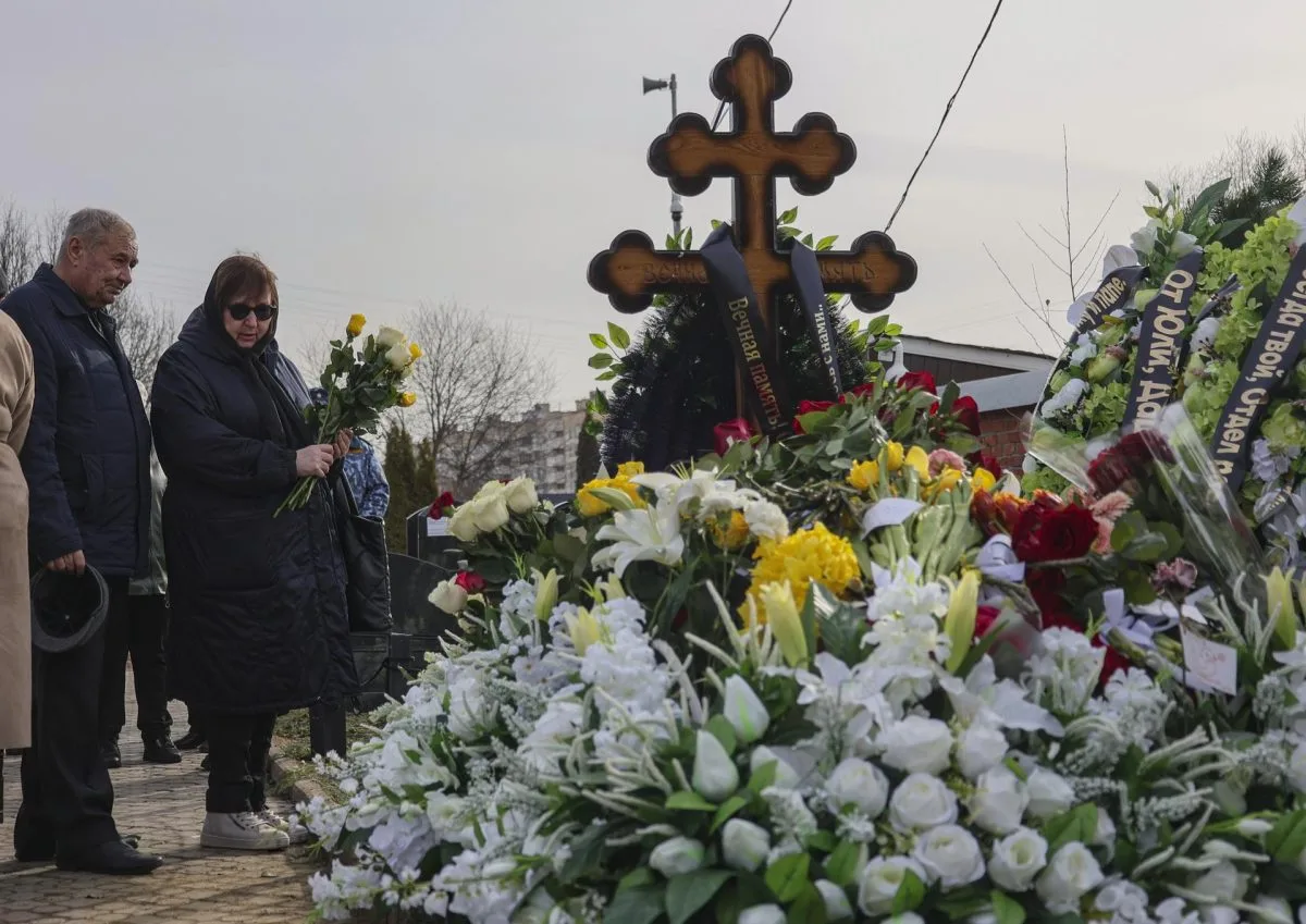 Los padres y la suegra de Navalni visitan su tumba cuando se cumplen 40 días de su muerte