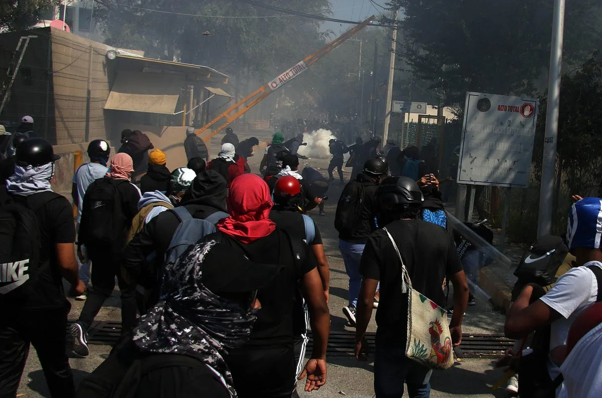 Presuntos policías implicados en muerte de joven de Ayotzinapa se entregan en México
