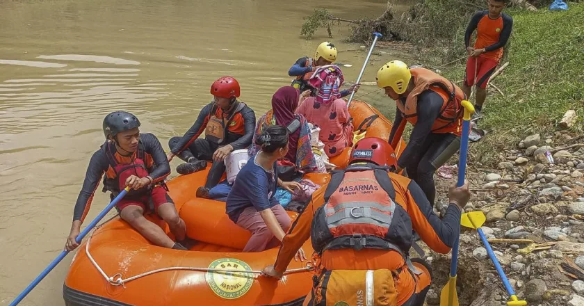 Suben a 26 los muertos por las inundaciones y los corrimientos de tierra en Indonesia