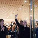 Tim Cook inaugura en Shanghái la tienda Apple más grande de Asia