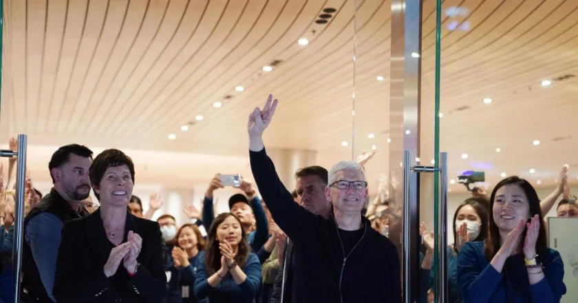 Tim Cook inaugura en Shanghái la tienda Apple más grande de Asia