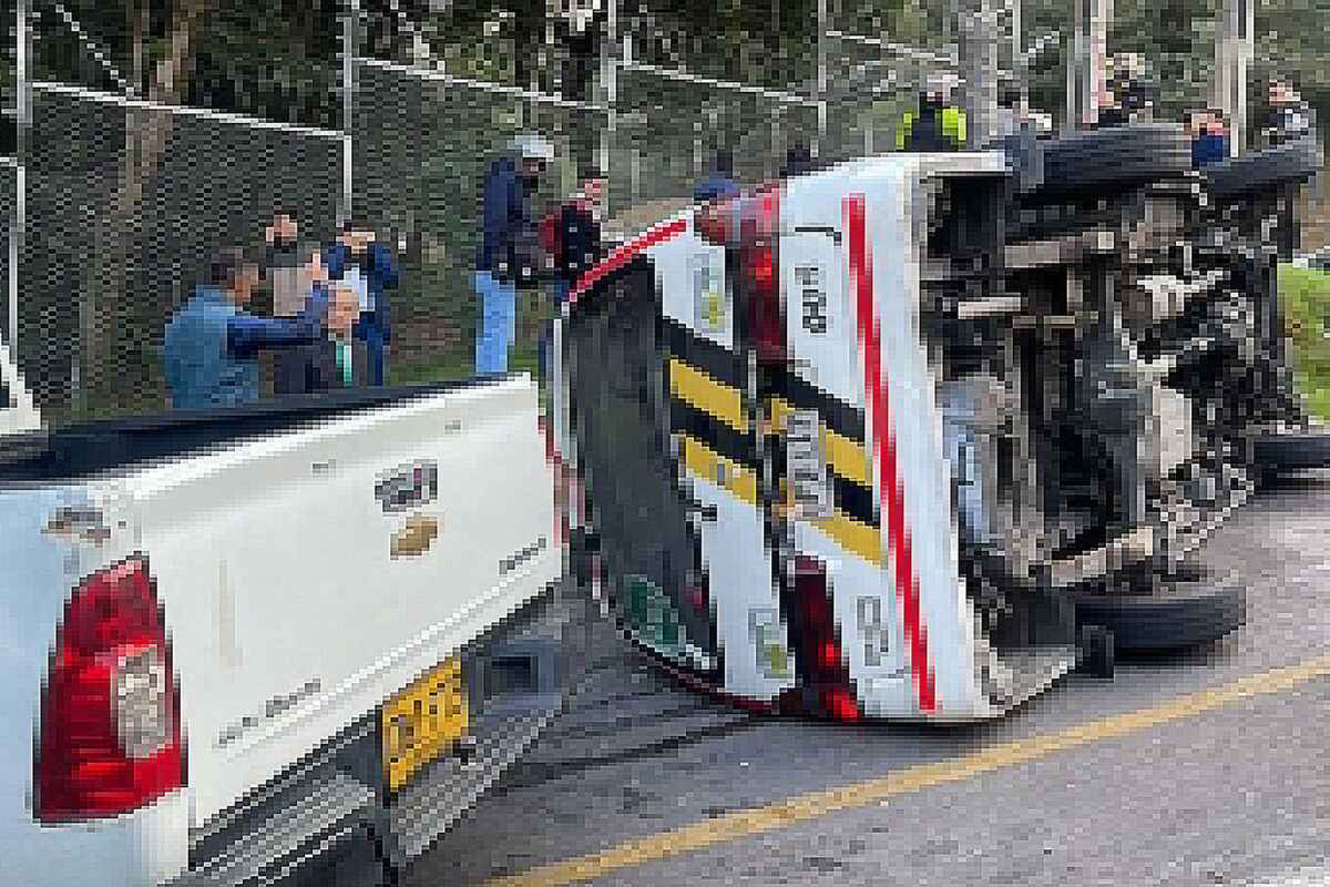 Ruta escolar se volcó en la Circunvalar tras chocar con camioneta del Ejército: 14 niños heridos