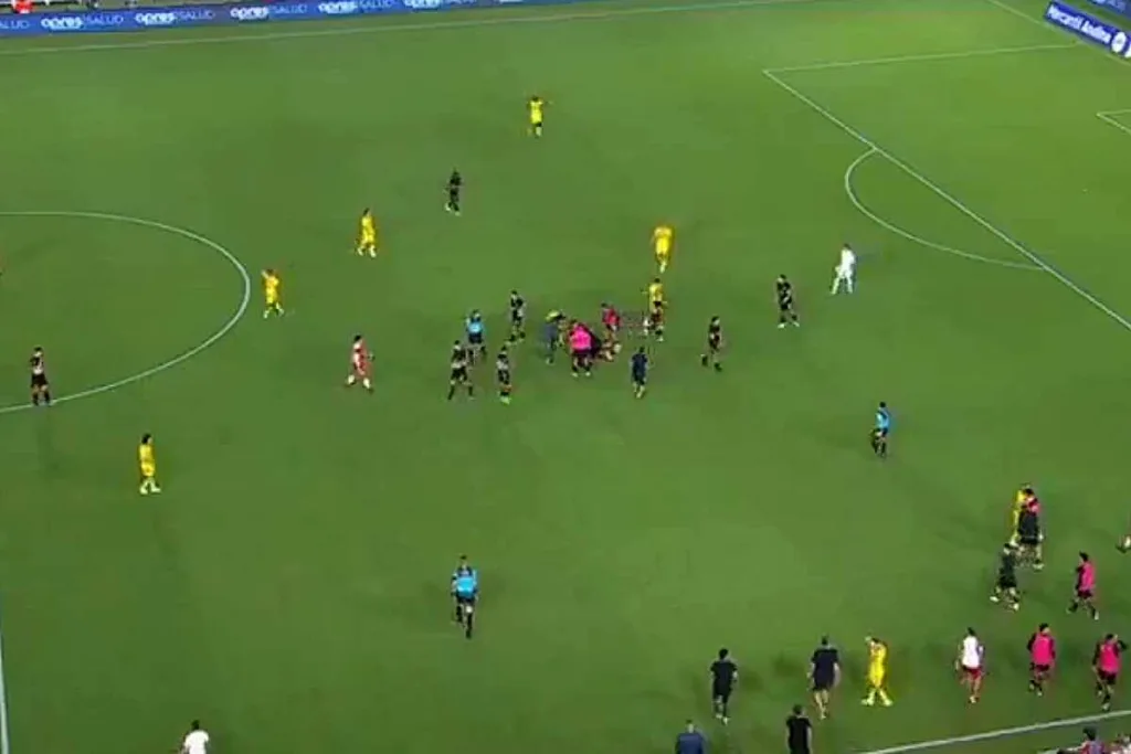 Javier Altamirano, Hospitalizado de Urgencia Tras Convulsionar en el Partido Estudiantes vs Boca
