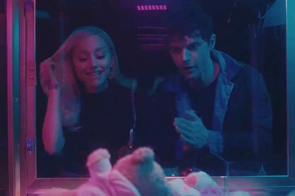 Ariana Grande y Evan Peters protagonizan el emotivo vídeo de "We Can't Be Friends"