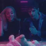 Ariana Grande y Evan Peters protagonizan el emotivo vídeo de "We Can't Be Friends"