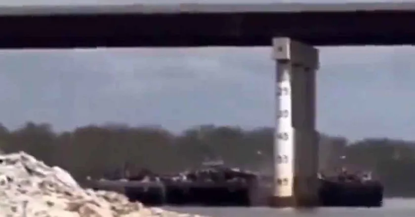 Incidente en Oklahoma: Barcaza Choca contra Puente y Provoca Cierre de Carretera