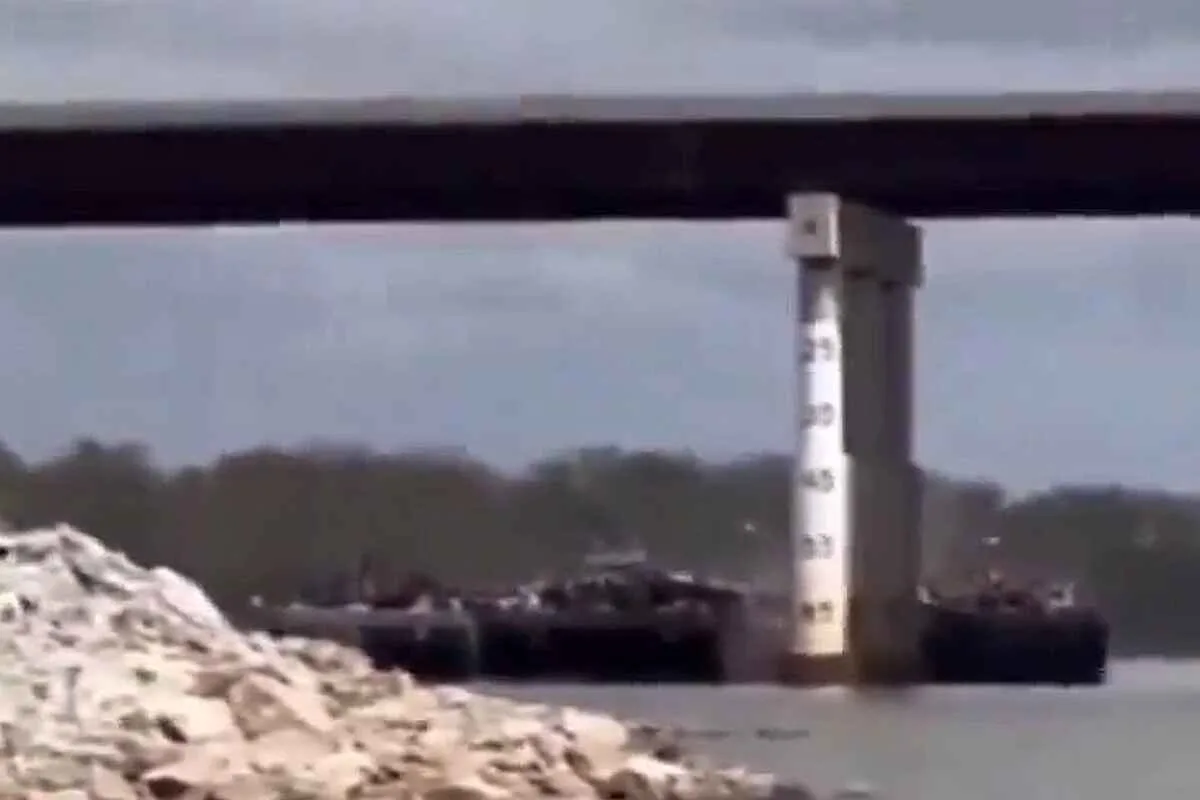 Incidente en Oklahoma: Barcaza Choca contra Puente y Provoca Cierre de Carretera