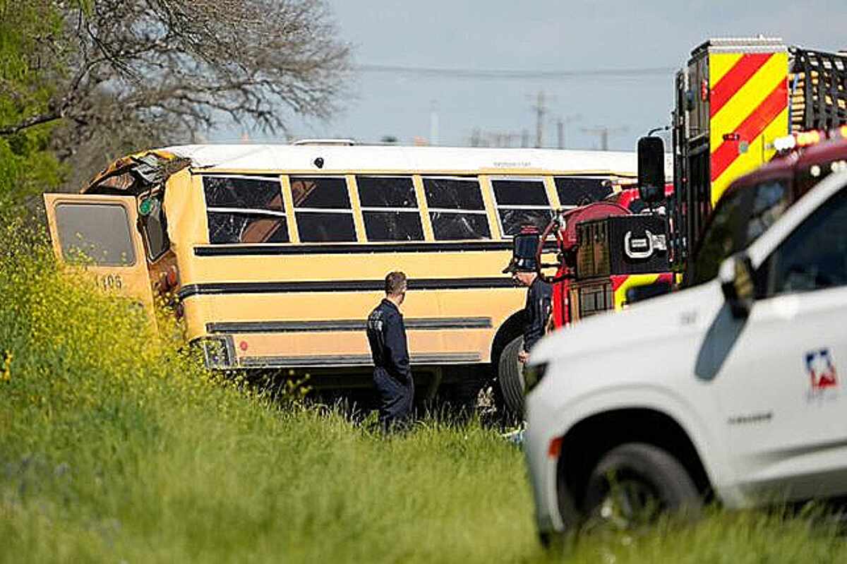 Trágico accidente de autobús escolar en Bastrop, Texas, deja un niño entre las víctimas