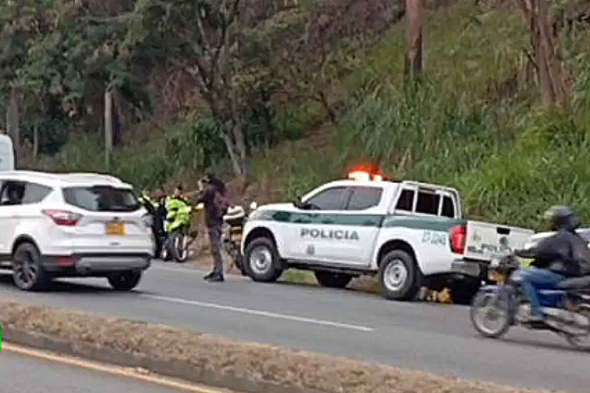 Autopista Medellín-Bogotá: Inquietud por el asesinato de un hombre y su posterior abandono en una maleta en el sector de Manantiales, en Bello