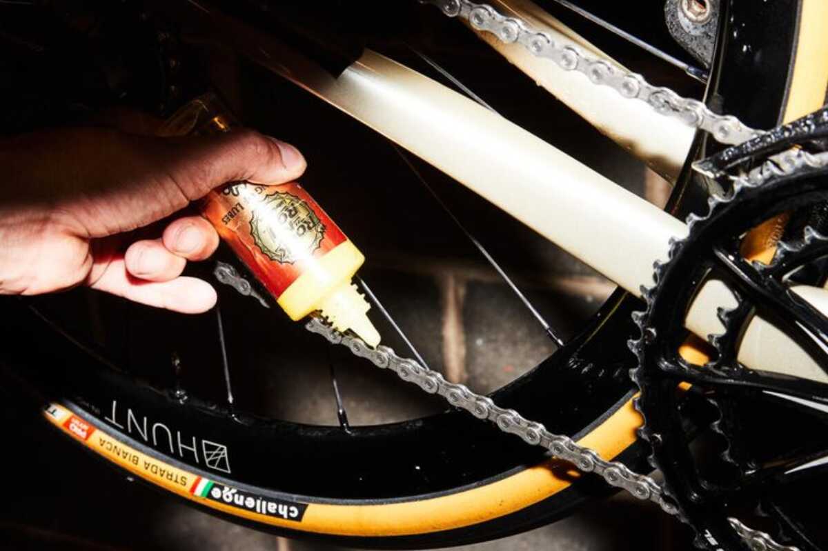 Cuida tu Bicicleta como un Profesional: La Importancia de la Lubricación Correcta