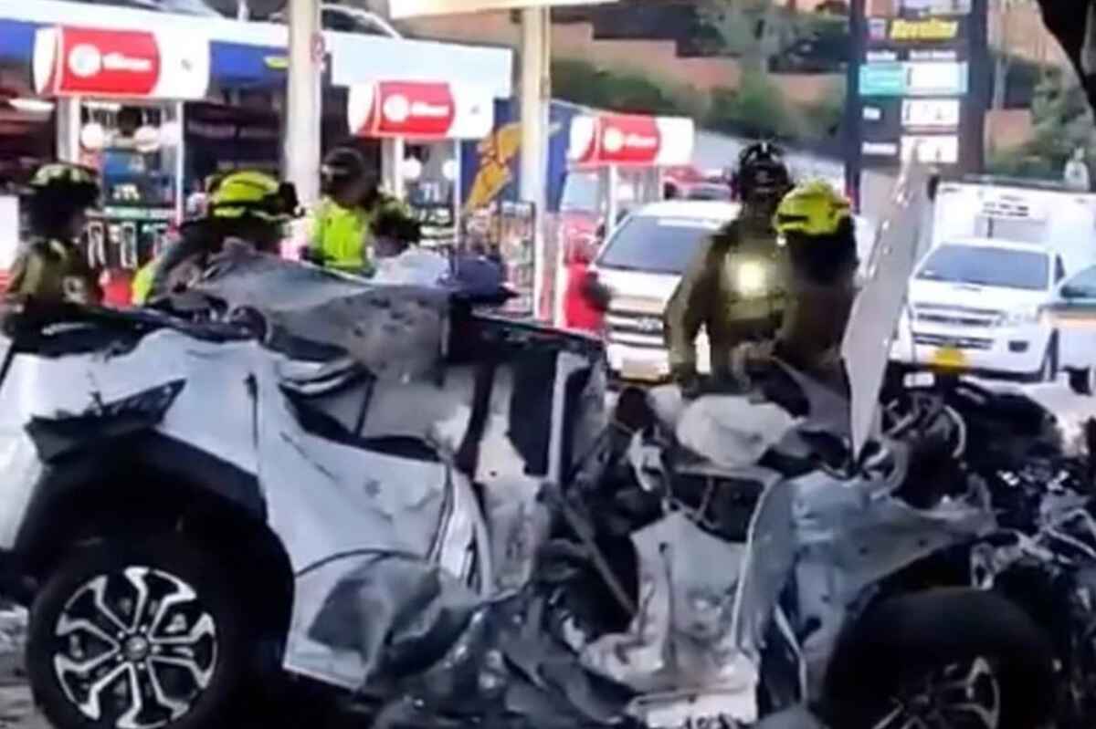 Choque de camioneta contra poste deja un joven muerto en la calle 124 con carrera Séptima, en el norte de Bogotá