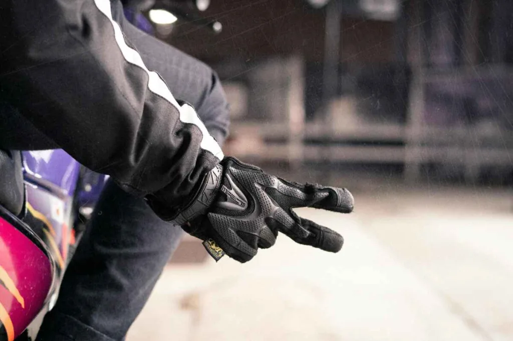 Guía definitiva para elegir los guantes de moto: Seguridad, confort y estilo