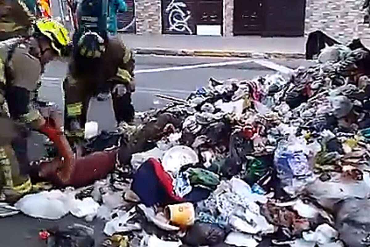 Un milagro en Bogotá: un hombre se libra de morir en un camión de basura