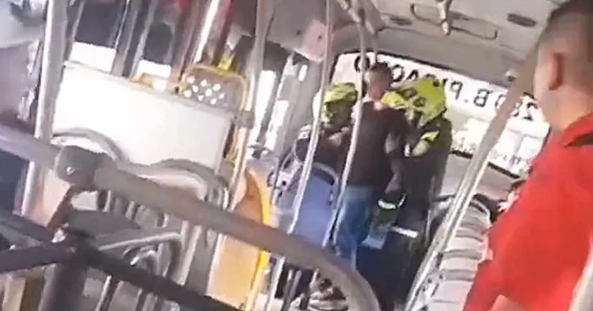 Capturan en Bus a Hombre Armado Tras Un Asesinato en el Parque Berrío de Medellín