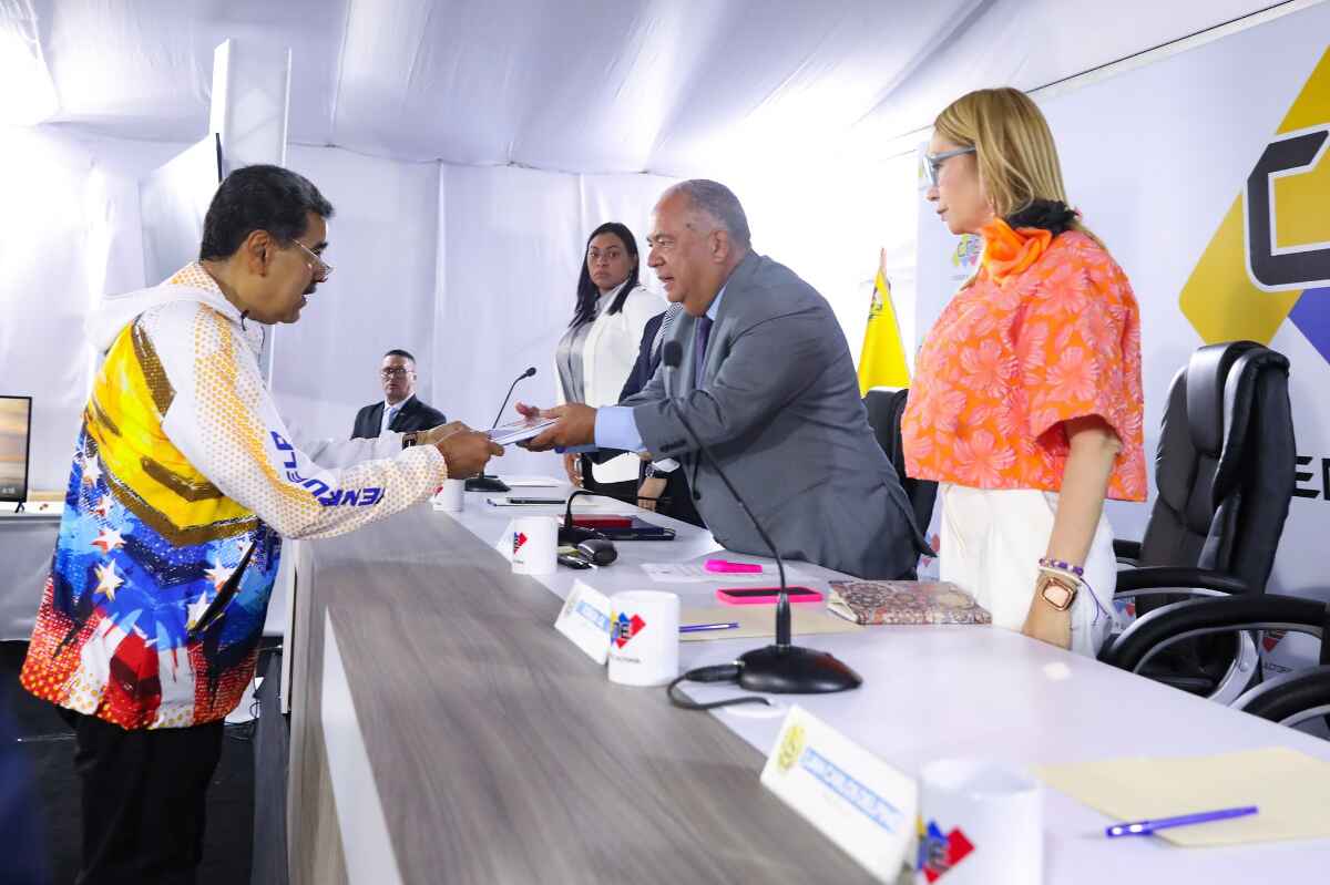 Maduro se lanza por la reelección mientras oposición denuncia dificultades para inscribir a su candidata