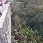 Buscan a motociclista que se precipitó al vacío en Palmitas, cerca del túnel de occidente
