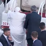 El Papa Francisco muestra signos de debilidad y no puede subir al papamóvil