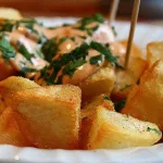 Papas bravas: el plato más popular de la cocina española y cómo hacerlo bien
