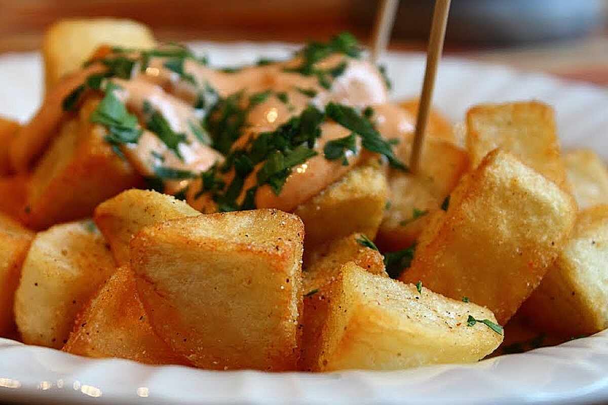 Papas bravas: el plato más popular de la cocina española y cómo hacerlo bien
