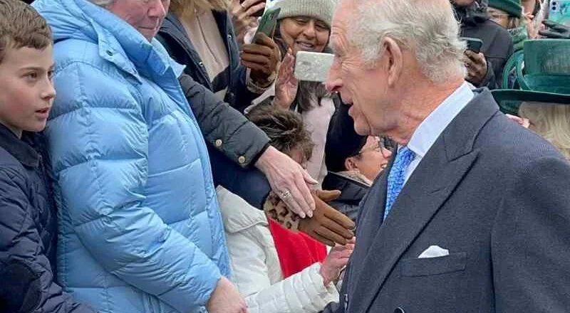 El Rey Carlos III Regresa a la Escena Pública en Servicio de Pascua en Windsor