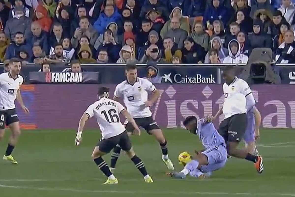Escalofriante lesión de Diakhaby y gol anulado a Bellingham en el Valencia - Real Madrid