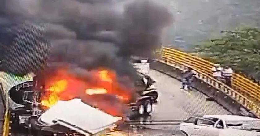 Impactante accidente en vía Bogotá-Villavicencio: Camioneta choca contra carrotanque y este se incendia