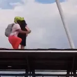Rescatan a mujer al borde del suicidio en viaducto de Pereira
