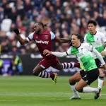 2-2. El Liverpool cierra una 'semana negra' que le saca de la carrera por el título