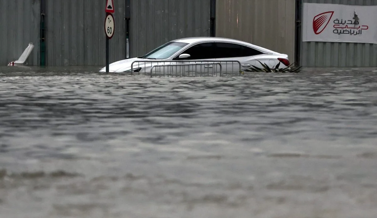 Al menos un muerto en las mayores lluvias en 75 años en Emiratos Árabes Unidos