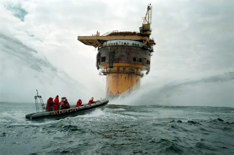 Artistas y activistas protestan a Shell por su demanda contra ecologistas de Greenpeace