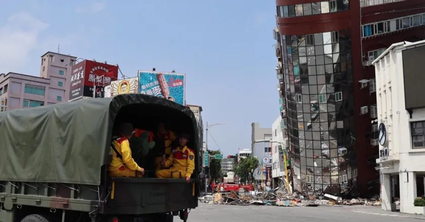 Cerca de un millar de personas atrapadas en la montaña tras el fuerte terremoto de Taiwán
