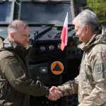 Duda y Nauseda piden más gasto en defensa durante maniobras a pocos kilómetros de Rusia