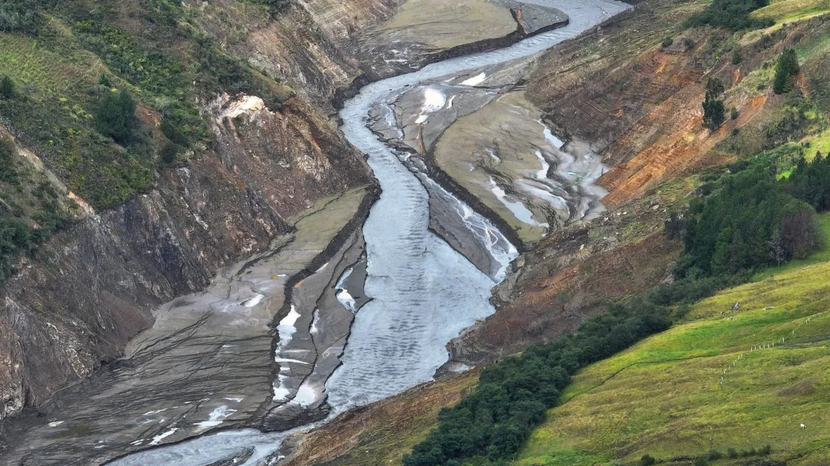 Ecuador estudia contratar barcazas de energía para paliar crisis y reducir los apagones