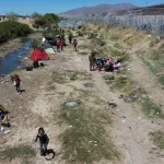 El clima extremo enferma a decenas de niños migrantes que acampan en la frontera de México