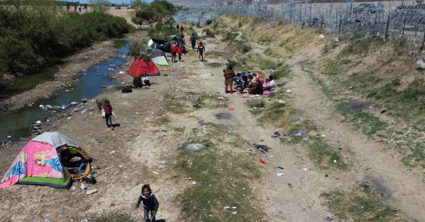 El clima extremo enferma a decenas de niños migrantes que acampan en la frontera de México
