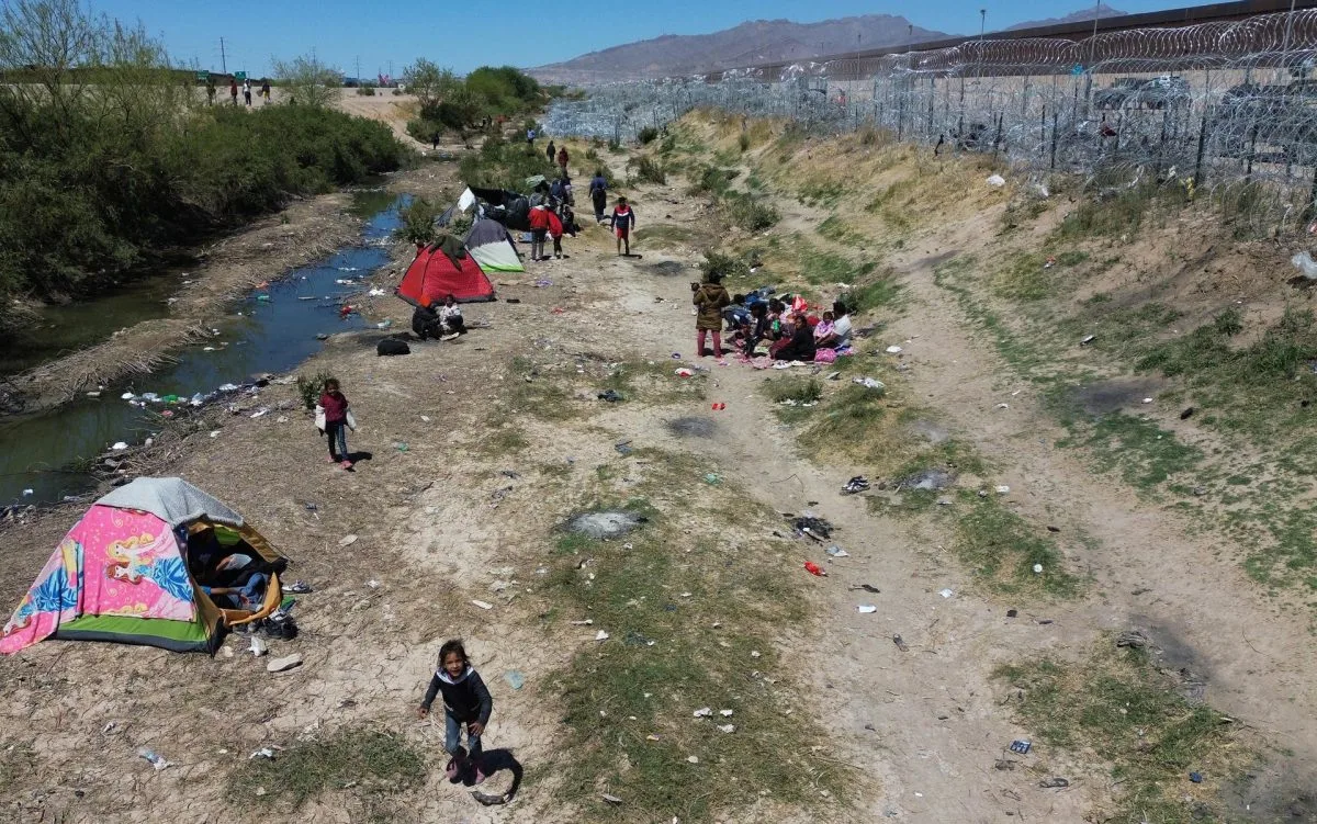 El clima extremo enferma a decenas de niños migrantes que acampan en la frontera de México