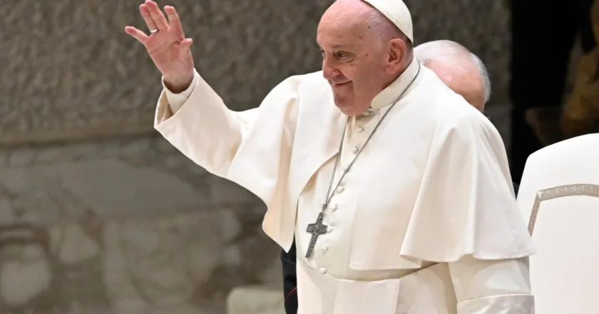 El papa pide a los niños ser “artesanos de paz” y “no perder tiempo en redes sociales”