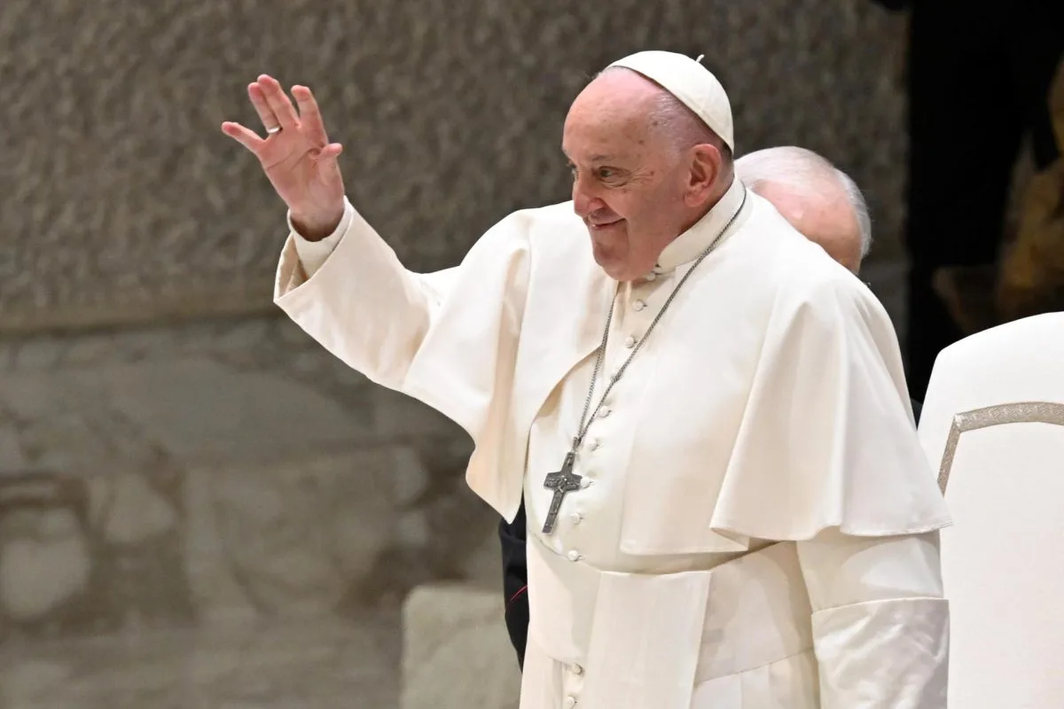 El papa pide a los niños ser artesanos de paz y no perder tiempo en redes sociales